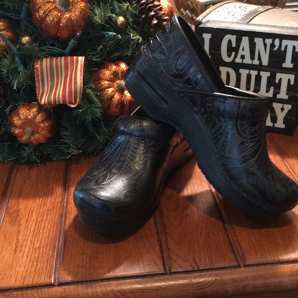 🖤Black tooled leather Dankso clogs🖤